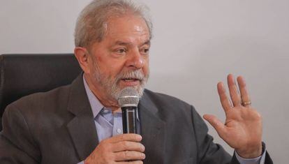 Ex-presidente Lula fala à imprensa em dezembro passado.
