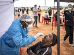 Un sanitario toma muestras de un ciudadano sudafricano para comprobar si tiene coronavirus.