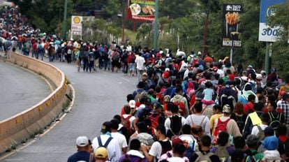 A caravana de imigrantes hondurenhos segue da cidade de Chiquimula rumo ao Departamento de Zacapa