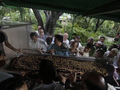 Conhecidos de uma das vítimas fatais do atentado de Dacca transportam seu corpo para o enterro, nesta segunda-feira.
