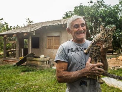 Adaíldo Carneiro de Lima, com a camiseta Playboy, em frente a sua casa adquirida pelo Minha Casa Minha Vida.