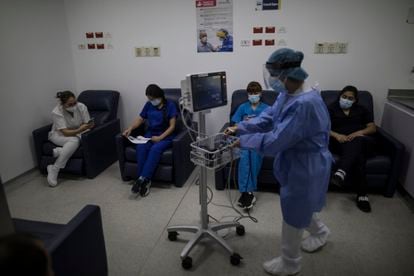 Enfermeiras permanecem em observação após serem vacinadas no Hospital Universitário La Samaritana de Zipaquirá, na Colômbia. 