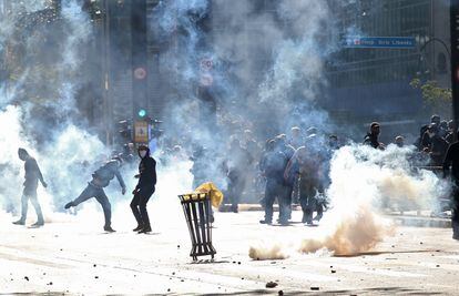 Manifestantes entre gás lacrimogênio na avenida Paulista.