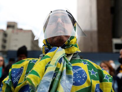 Apoiador de Bolsonaro participa de protesto contra a quarentena em São Paulo neste domingo.