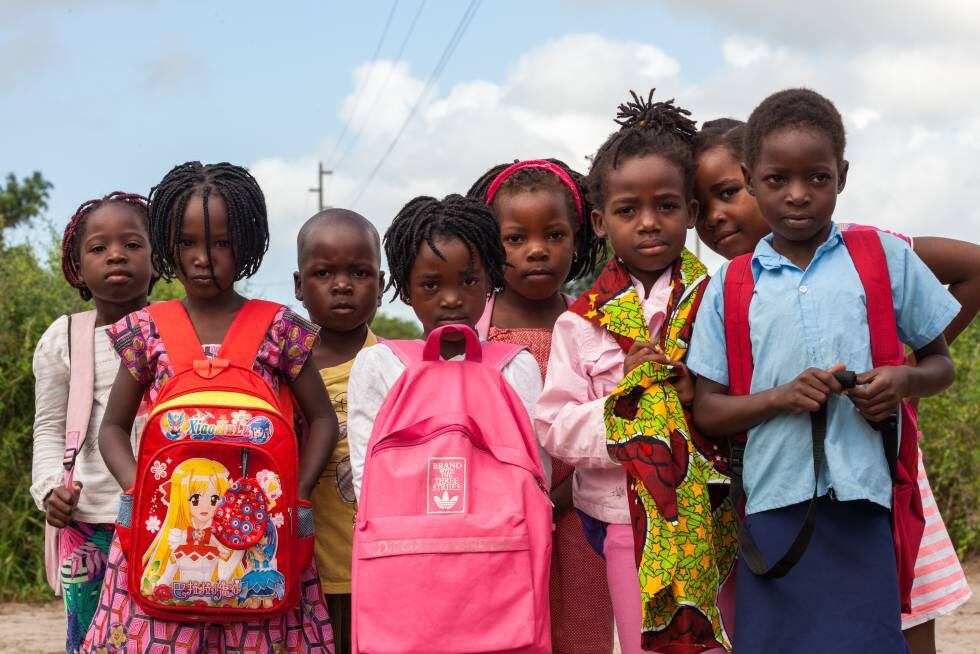 Um grupo de meninas e meninos posa a caminho da escola, em Manhiça.