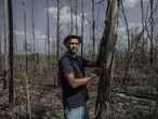 Marcone Ramalho entre eucaliptos queimados em Forquilha (Piauí)