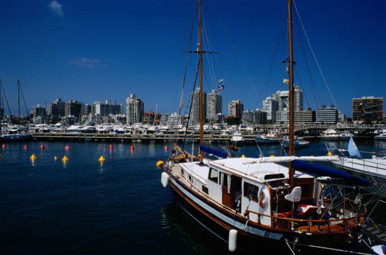 Porto e vista panorâmica de Punta del Este (Uruguai).