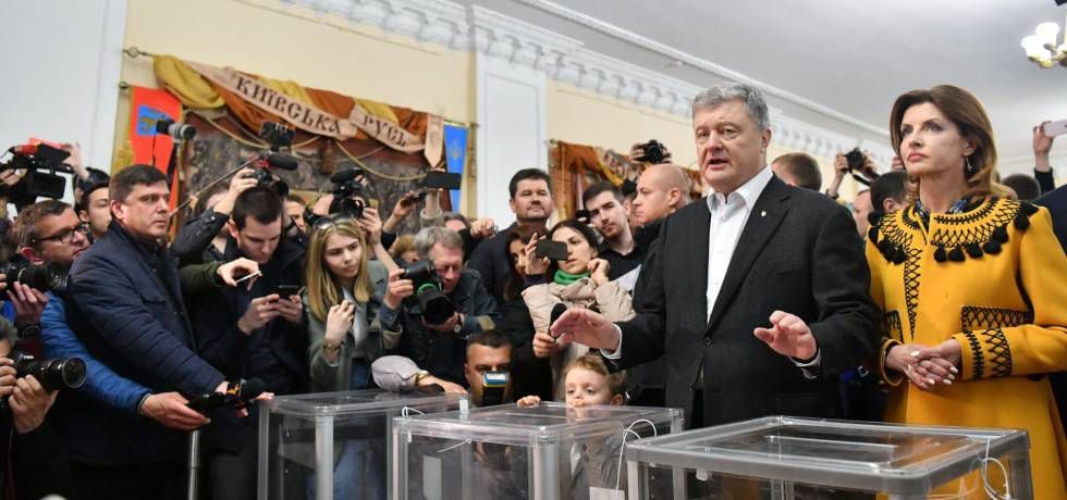 Poroshenko e sua esposa, Yelena, depois de depositar seu voto em Kiev, neste domingo.