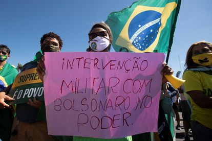 Militantes da extrema direita defendem presença de militares no Governo federal durante ato em Brasília, em junho de 2020.