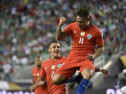 ‘Roja’ impõe uma goleada histórica, com Vargas, inspirado, marcando quatro dos sete gols