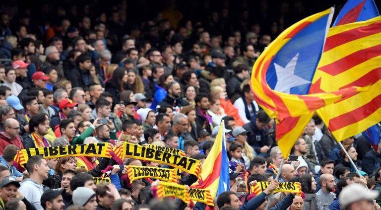 Torcedores do Barcelona fazem protesto pelos presos políticos.