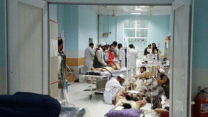 Profissionais do MSF tratam as vítimas afegãs de um ataque do Talibã no hospital de Kunduz afetado pelo bombardeio este sábado