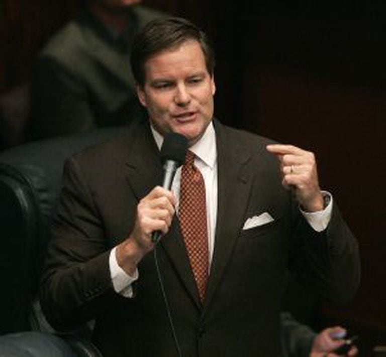 O senador republicano Aaron Bean fala em favor da lei.
