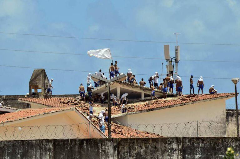 Presos amotinados sobre o telhado do presídio de Alcaçus, em Natal, nesta terça-feira.