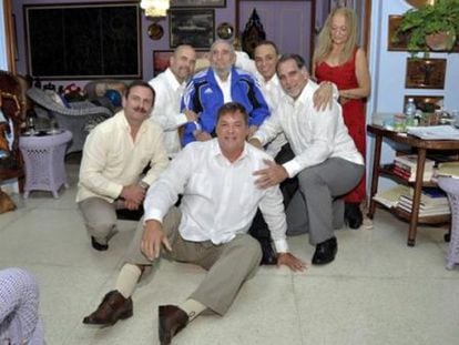 Fidel Castro, com os cinco agentes que estavam presos nos EUA.