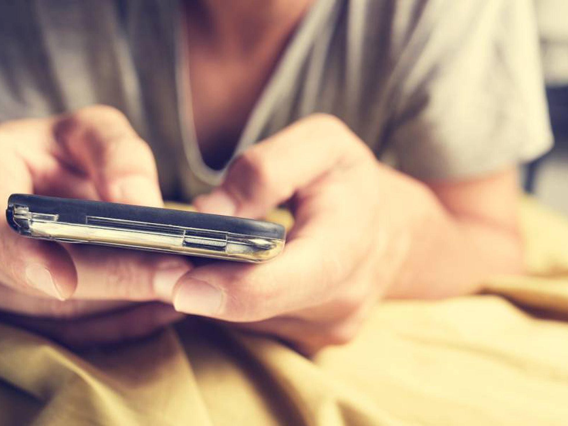 Se seu parceiro espia seu celular, termine a relação | Estilo | EL PAÍS  Brasil