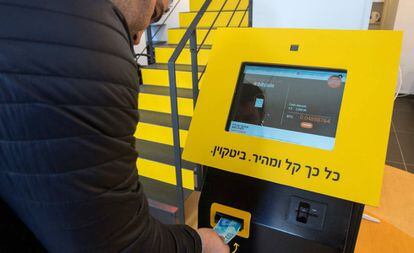 Caixa eletrônico de bitcoins em Tel Aviv, Israel, em 17 de janeiro.