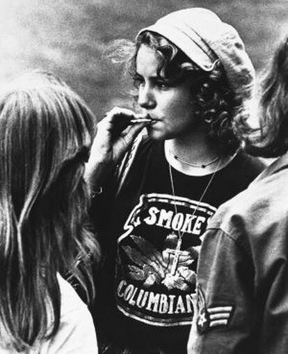 Uma mulher fuma maconha na Universidade de Maryland, em 1977.