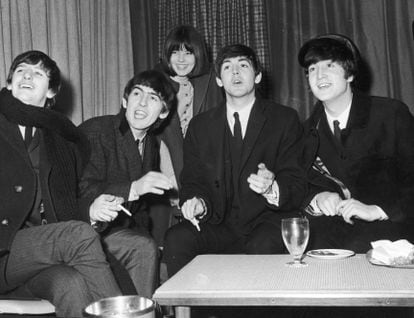 A jornalista Maureen Cleave com os quatro integrantes dos Beatles, em 1964.