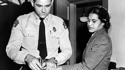 Rosa Parks é identificada por um policial depois de ter se recusado a ceder seu lugar em um ônibus a um passageiro de pele branca.