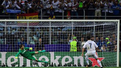 Cristiano Ronaldo cobra o pênalti que dá o 11.º título ao Real Madrid.