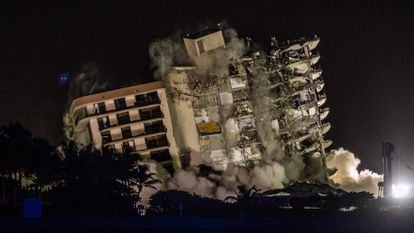 O momento da demolição do edifício em Miami, neste domingo.