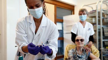 Enfermeiras preparam as vacinas para sua aplicação em Montpellier (França).