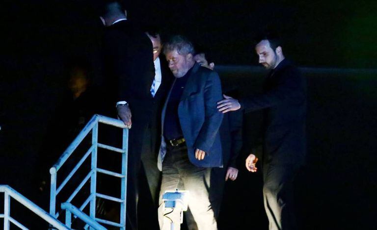 Lula chega à Superintendência da Polícia Federal em Curitiba no início de abril.
