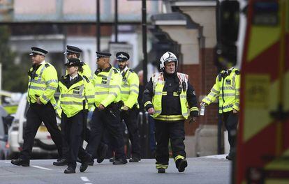 Bombeiros e policiais caminham perto da estação de metrô Parsons Green, em Londres (Reino Unido), nesta sexta-feira.