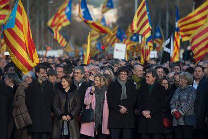 Representantes do Governo catalão apoiam de Artur Mas, na segunda-feira, em Barcelona.