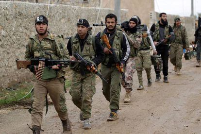 Soldados rebeldes sírios a caminho de Al Bab