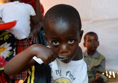 Uma criança come em perto de Cankuzo, Burundi.