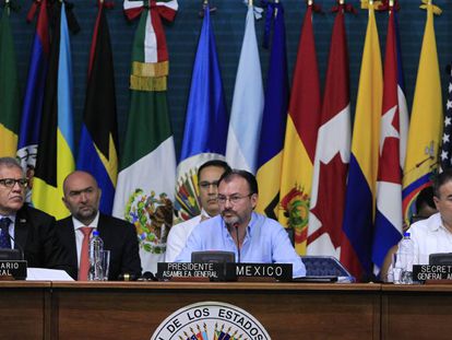 O secretário-geral da OEA, Luis Almagro (à esquerda) acompanhado do secretário de Relações Exteriores do México, Luis Videgaray (centro)