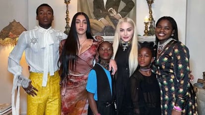Madonna posa com cinco de seus filhos.