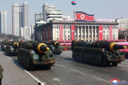 Mísseis Hwasong-12's são exibidos em parada militar no dia 8 de fevereiro. A foto foi divulgada nesta sexta (9) pela Coreia do Norte.