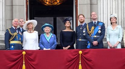 A família real, com a rainha Elizabeth II e Meghan Markle ao centro.