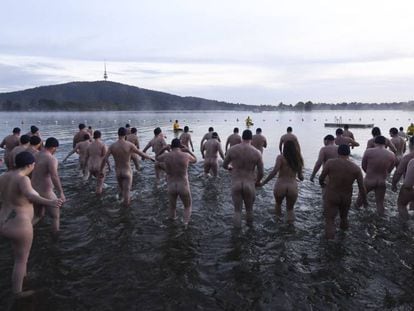 Dezenas de pessoas participam nuas nesta quinta-feira do banho de caridade pelo solstício de inverno no lago Burley Griffin, em Canberra (Austrália). 