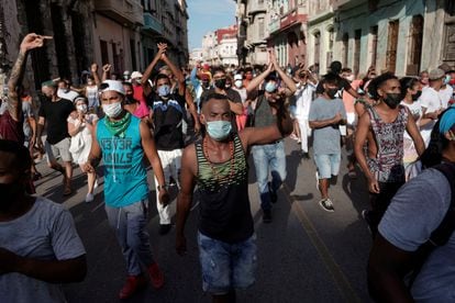 Um grupo de pessoas se manifesta em Havana, em julho passado.