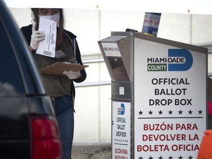 Caixa para depositar o voto por correio em Miami.