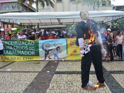 Cunha é alvo de protesto durante malhação do Judas, em Fortaleza.
