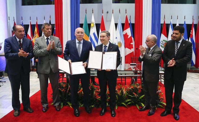 Representantes do Mercosul e do Canadá assinam ata de negociação de acordo de livre comércio.