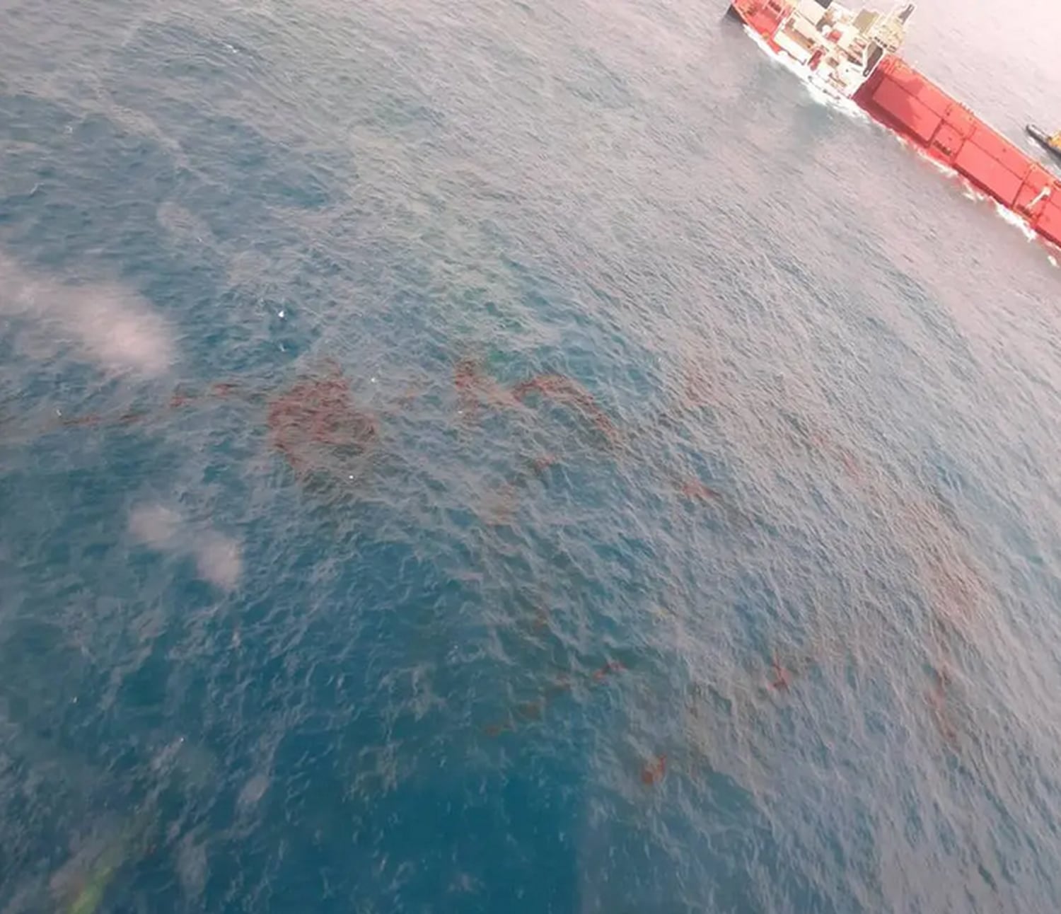 Imagens mostram manchas de óleo ao redor do navio.