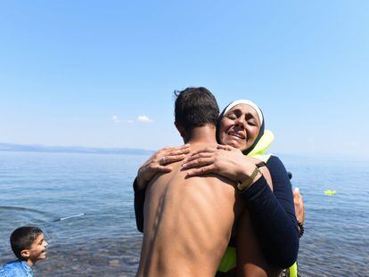 Abraço entre dois imigrantes após chegar à costa da ilha grega de Lesbos.