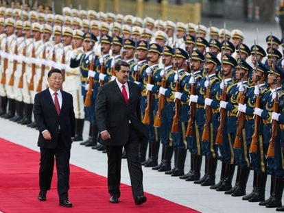Nicolás Maduro junto a Xi Jinping durante a cerimônia de boas-vindas, em Pequim.