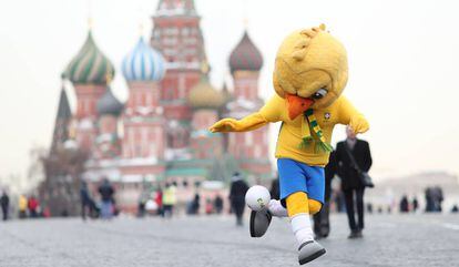 Mascote da seleção, canarinho visita a Praça Vermelha em Moscou, capital russa.