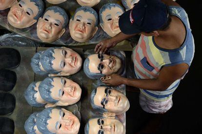 As fábricas de máscaras apelam à popularidade de Eduardo Cunha e o japonês da Federal para avalancar suas vendas.