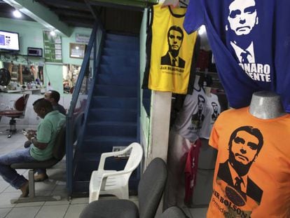 Camisetas de Bolsonaro em loja do Núcleo Bandeirante, próximo a Brasília, no Distrito Federal.