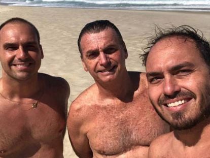 Eduardo, Jair e Carlos na praia em agosto. Foto foi postada por pai e partilhada por deputado federal.