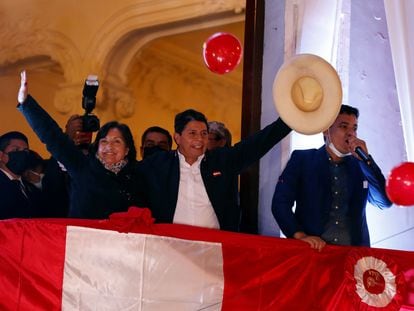 Pedro Castillo cumprimenta seus apoiadores de uma sacada após ser proclamado presidente eleito do país, em Lima, nesta segunda-feira.
