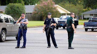 Vários agentes da polícia em Baton Rouge (Lousiana) neste domingo.